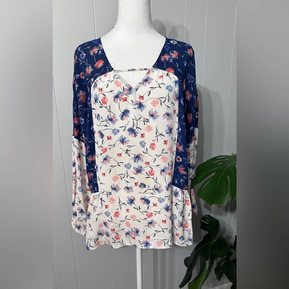 #7)  DR2  beautiful floral boho style top size medium excellent condition.